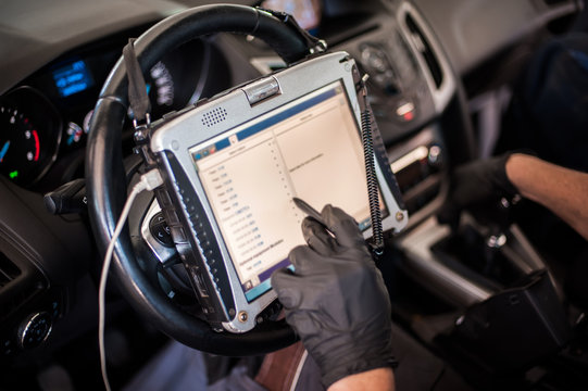 Electric vehicle test bench with VCU and CAN bus analyzer