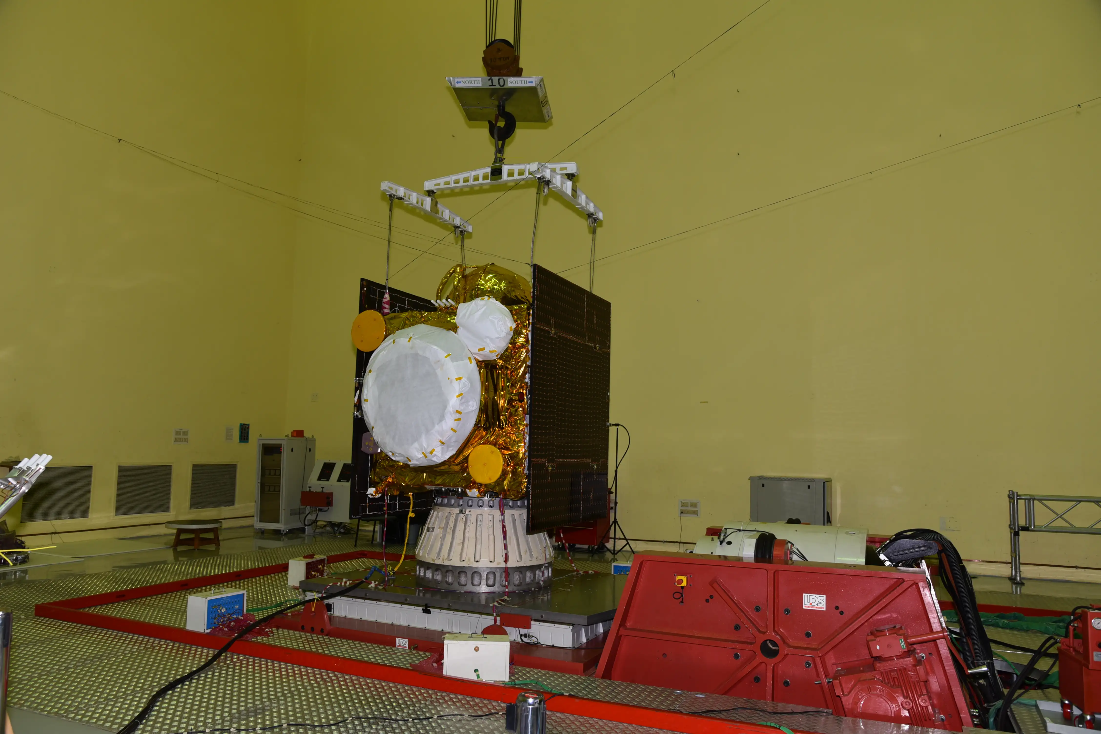 Satellite FlatSat test bench with multi-bus data streams